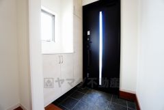 同仕様写真。たっぷり収納できるシューズボックスです。家族全員の靴がきれいに整頓できます。棚の上にお花や写真を飾っても良いですね。