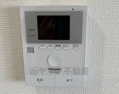 防犯性、セキュリティ対策に安心できるテレビモニター付きインターフォンです。セールスマン対策にもなり安心できます。