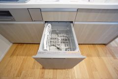 家事の時間が短縮できる食器洗浄乾燥機付。後片付けもラクラクです。 食器を洗う手間が減るので家族とのコミュニケーションの時間や自分の時間が増えますね。