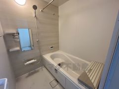 1日の疲れを癒すくつろぎのバスルーム。足を伸ばしてもゆったりと入れるサイズです。お子様と一緒にお風呂に入っても狭くないですね^^