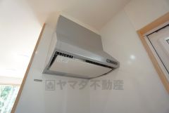 調理により発生する油煙や臭いを吸い込み、屋外へ排気してくれます。