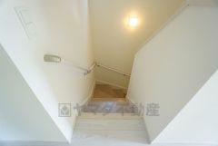 ご年配の方でも安心できる、手すり付き階段です＾＾段差も低めで設定されてますので安全性にも優れてますね＾＾