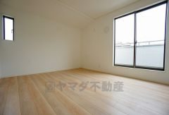 同仕様写真。2面採光を確保した明るい室内は、風通しも良く、大変居心地の良い空間となっております。爽やかな風を感じて起きる朝は、快適生活の始まりに。