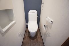 温水洗浄機付トイレです。節水機能もあるので、安心して使えますね。もちろん、1階2階の2ヶ所にトイレがあるので、忙しい朝にもゆとりができますね。