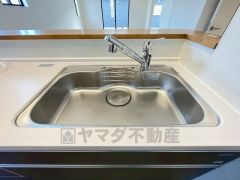 広々とした凸型シンクに洗剤ポケットを標準装備。大きなお鍋など洗いやすいです。洗剤や石鹸、スポンジもすっきりできる収納付き。