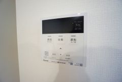給湯器リモコンはキッチン横からボタンひとつで操作が楽々。通話ボタン付きでお子様とも会話ができて安心です。