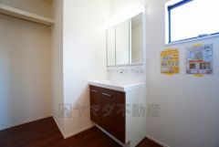 三面鏡つき洗面台。収納も一体型になっているので、ドライヤーやヘアアイロンの置き場に困りませんね。