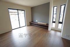 大きな窓のあるリビングは、陽光あふれる明るい空間です。居心地良く、ご家族皆がゆったり寛げる憩いの空間となりそうです。