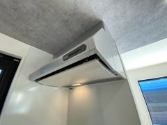 調理により発生する油煙や臭いを吸い込み、屋外へ排気してくれます。