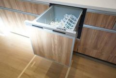 家事の時間が短縮できる食器洗浄乾燥機付。後片付けもラクラクです。 食器を洗う手間が減るので家族とのコミュニケーションの時間や自分の時間が増えますね。