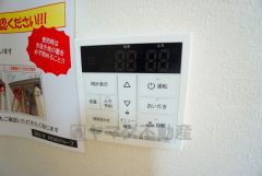 給湯器リモコンはキッチン横からボタンひとつで操作が楽々。通話ボタン付きでお子様とも会話ができて安心です。