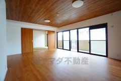 大きな窓のあるリビングは、陽光あふれる明るい空間です。居心地良く、ご家族皆がゆったり寛げる憩いの空間となりそうです。