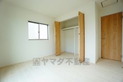 同仕様写真。木目調のシンプルデザインで落ち着きと安らぎの空間に仕上げています。各部屋に収納が完備されているので、お荷物が多くなっても安心の設計です。