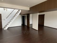 大きな窓のあるリビングは、陽光あふれる明るい空間です。居心地良く、ご家族皆がゆったり寛げる憩いの空間となりそうです。