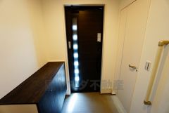 同仕様写真。たっぷり収納できるシューズボックスです。家族全員の靴がきれいに整頓できます。棚の上にお花や写真を飾っても良いですね。