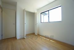 木目調のシンプルデザインで落ち着きと安らぎの空間に仕上げています。各部屋に収納が完備されているので、お荷物が多くなっても安心の設計です。