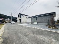 前面道路約は5ｍ。車をスムーズに停めることが出来ます＾＾