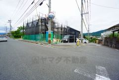 前面道路は広く、車同士がすれ違うスペースが十分にあります。落ち着いた住宅地内で快適な生活を実現してみませんか＾＾