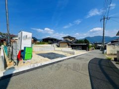 前面道路は交通量が少なく小さなお子様がいるご家庭も安心です＾＾ カースペースは停めやすい並列駐車3台付き。