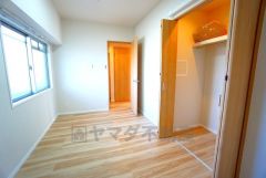 木目調のシンプルデザインで落ち着きと安らぎの空間に仕上げています。各部屋に収納が完備されているので、お荷物が多くなっても安心の設計です。