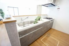 耐久性にも優れた人造大理石トップです。汚れもサッと拭き取ることができ、お掃除もラクラク。対面式キッチンが家族の会話も盛り上げます。食器洗浄乾燥機付。