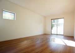 同仕様写大きな窓のあるリビングは、陽光あふれる明るい空間です。居心地良く、ご家族皆がゆったり寛げる憩いの空間となりそうです。