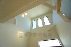 風通し陽当たりを良くしてくれる吹き抜。リビング上部と2Fが繋がっているためおしゃれで開放感があります＾＾