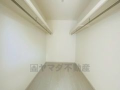 収納力豊富なウォークインクローゼット付き。洋服や小物などを1箇所にまとめて美しい収納を実現します。