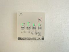 浴室暖房乾燥機には、暖房、乾燥、涼風、換気の4つの機能が付いています。タイマー付きです。