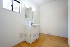 同仕様写真。三面鏡つき洗面台。収納も一体型になっているので、ドライヤーやヘアアイロンの置き場に困りませんね。