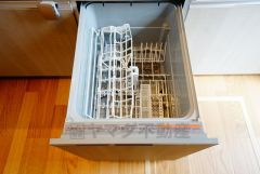 同仕様写真。ビルトインタイプで、キッチンと同じカラーにすることにより一体感を持たせることができます。乾燥機能が備わっているため家事の時間が短縮できます。