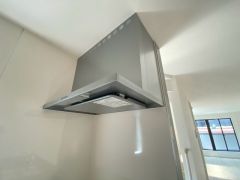 調理により発生する油煙や臭いを吸い込み、屋外へ排気してくれます。