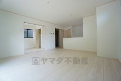 対面式キッチンを中心としたリビングダイニングで家族の会話が弾みそうです。