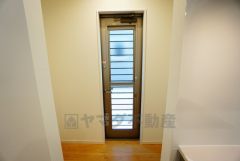 同仕様写真。生ごみの仮置きに重宝する勝手口付きのキッチン＾＾　生ごみの臭いに悩まされることがなくなりますね。