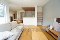 家族が集まる開放的なリビング。約17.5帖の大空間で毎日のお食事が楽しみです＾＾思い思いの時間を過ごしたり、家族みんなで食事をしたり、素敵な団らんの場になりますね。