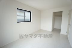 同仕様写真。住む人のこだわりを活かす洋室＾＾日当たりがよく、寝室としての利用もおすすめ。広めのクローゼットもあり荷物もすっきり片付けれ、ゆとりのある暮らしが出来ます＾＾