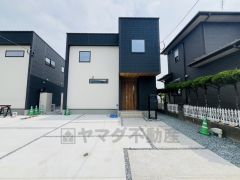 こちらの家には停めやすい並列駐車が3台分ついてます。車好きのご主人の洗車もゆったり。ご夫婦で1台ずつ所有出来ます＾＾