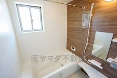 同仕様写真。1坪サイズの浴室は、足をのばしてリラックスできます。浴室乾燥機付きなので、雨の日も気にせず洗濯物が干せます。