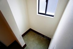 シューズインクローゼットも完備されており、玄関収納も問題ありません。棚の上にお花など飾ってインテリアも楽しめますね。