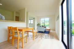 断熱性能の窓ガラスを採用。省エネ、光熱費カットにも貢献します。 夏は涼しく、冬は暖かく快適に過ごせます。