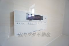 湯量・湯温の設定、そして保温までワンタッチのフルオートバス。便利な追い炊き機能付きです。