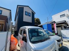 カースペースは停めやすい並列駐車2台付きです。 前面道路は約8ｍと広く、駐車がスムーズにできます＾＾