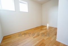 住む人のこだわりを活かす洋室＾＾日当たりがよく、寝室としての利用もおすすめ。広めのクローゼットもあり荷物もすっきり片付けれ、ゆとりのある暮らしが出来ます＾＾