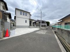 前面道路は4ｍ。交通量も少ないため小さなお子様がいるご家庭でも安心です＾＾ 西鉄バス「篠栗中町」停まで徒歩4分＾＾イオンモール福岡まで車で約23分＾＾（7.1ｋｍ）映画館やショッピングを楽しめます。