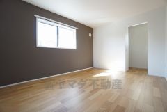 同仕様写真。住む人のこだわりを活かす洋室＾＾日当たりがよく、寝室としての利用もおすすめ。広めのクローゼットもあり荷物もすっきり片付けれ、ゆとりのある暮らしが出来ます＾＾