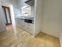 ステキなキッチンでお料理がますます快適になります。冷蔵庫、カップボードも余裕で置ける広さを確保しています。