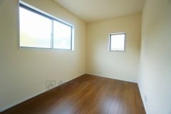 2面採光を確保した明るい室内は、風通しも良く、大変居心地の良い空間となっております。爽やかな風を感じて起きる朝は、快適生活の始まりに。