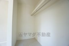 収納力豊富なウォークインクローゼット付き。洋服や小物などを1箇所にまとめて美しい収納を実現します。