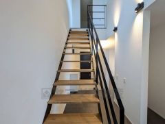 ご年配の方でも安心できる、手すり付き階段です＾＾段差も低めで設定されてますので安全性にも優れてますね＾＾