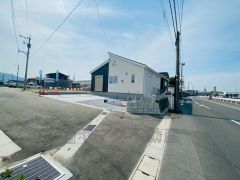 前面道路は5.2ｍ～7.5ｍ。 カースペースは、停めやすい並列駐車3台付き。急な来客時も安心です＾＾